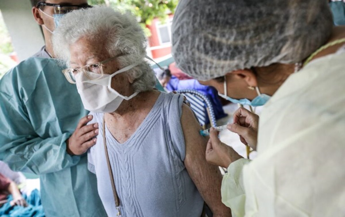 Vacinação incompleta e UTIs lotadas: combinação fatal para idosos com covid-19